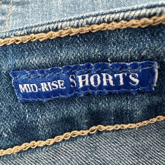 YMI Mid-Rise Cut Off Lace Up Shorts Size 1 Women's - Picture 4 of 7